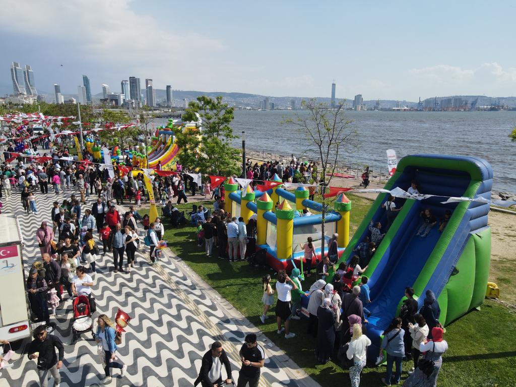 Bayraklı’da binlerce çocukla 23 Nisan coşkusu! - Çocuklar Başkan Sandal’a ‘söz’ verdi3