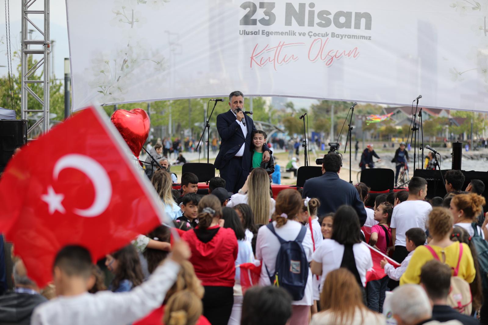 Bayraklı’da binlerce çocukla 23 Nisan coşkusu! - Çocuklar Başkan Sandal’a ‘söz’ verdi5