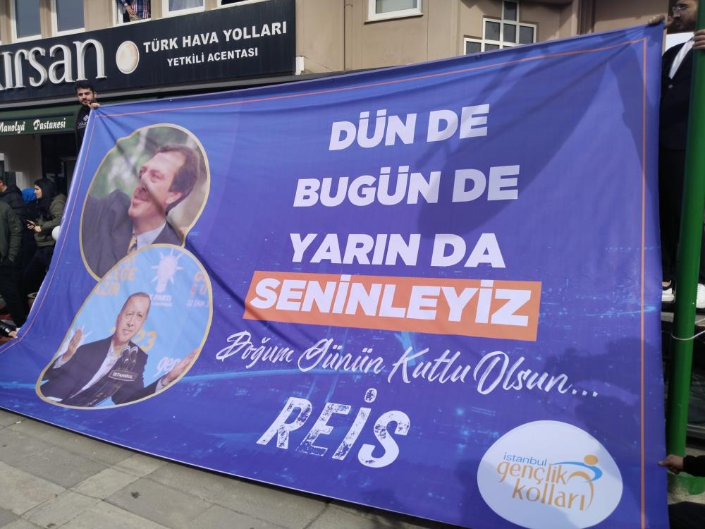  'İyi ki doğdun Reis, İyi ki doğdun' pankartı 