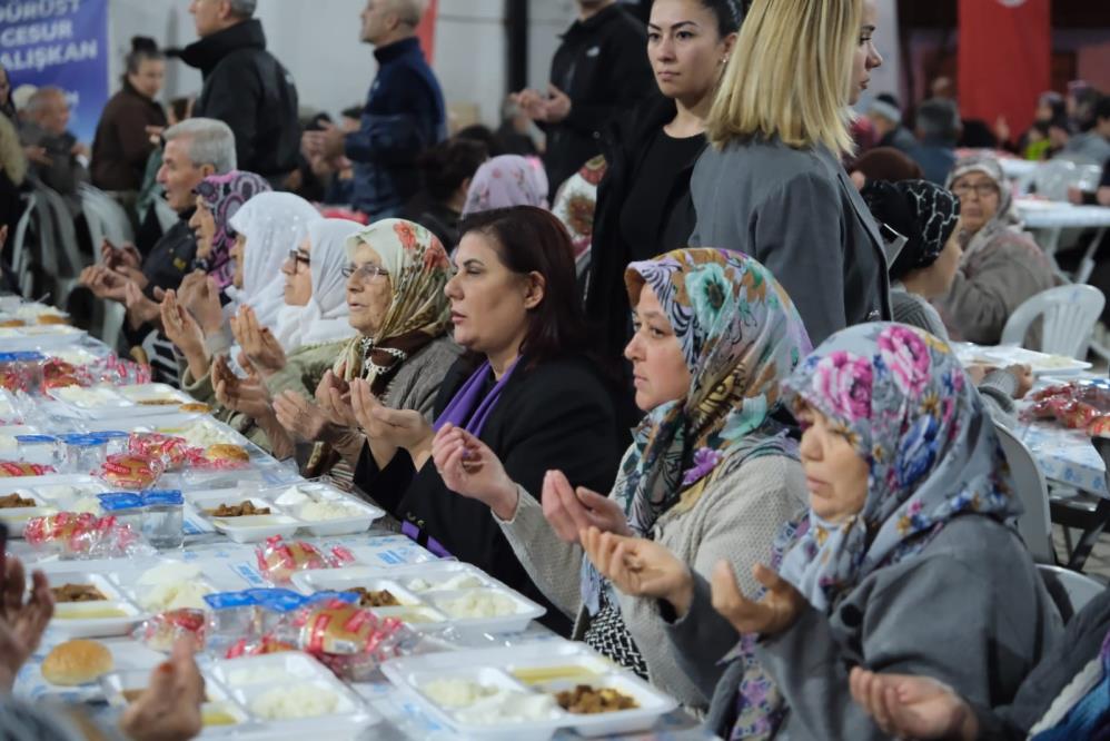 Yapılan duaların ardından köy halkı ile birlikte yemek yiyen Özlem Çerçioğlu