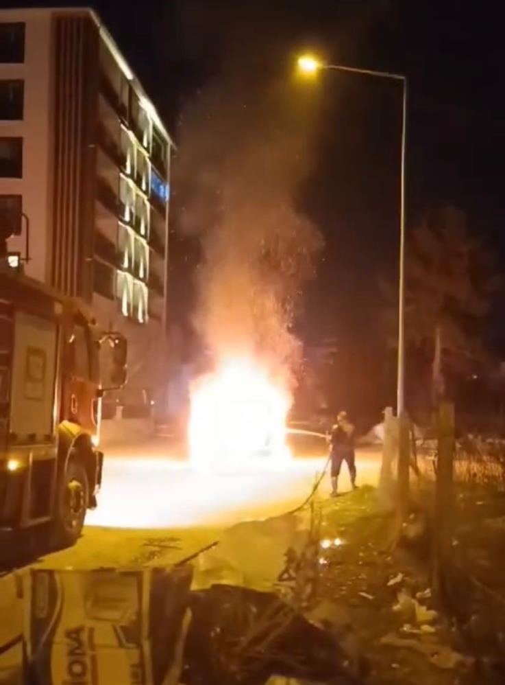 Elazığ Belediyesi İtfaiye Müdürlüğü ekipleri yangını söndürdü