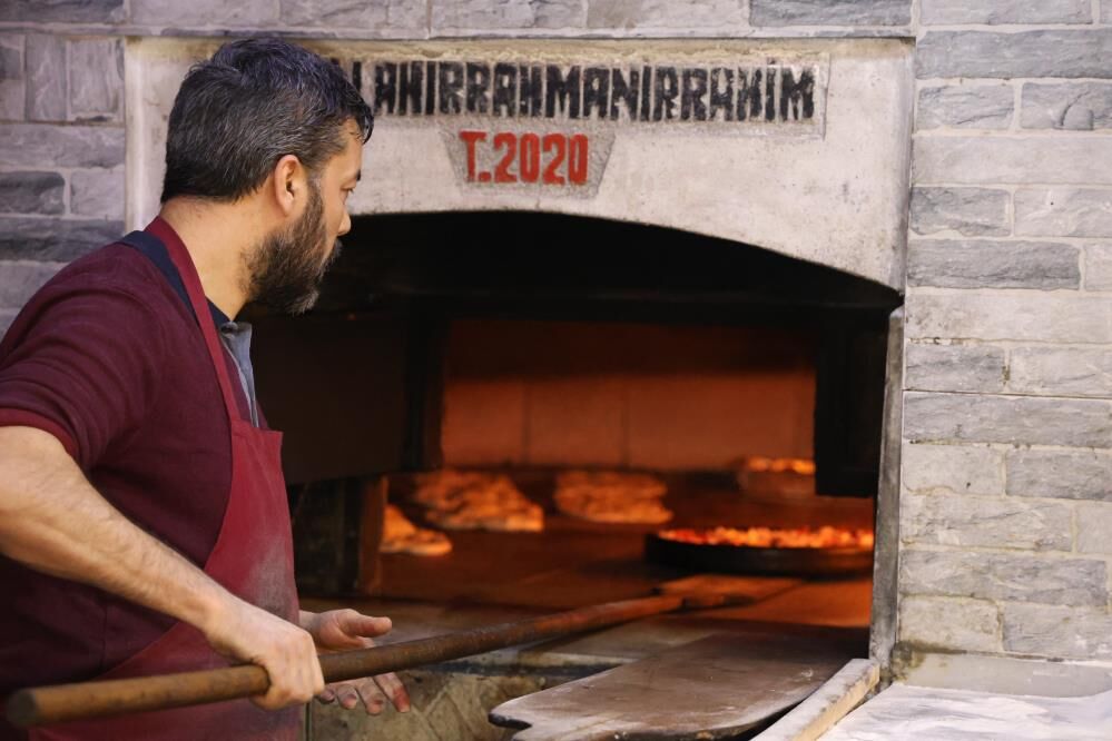 Odun ateşinde yaklaşık bir saat pişirilen yemek, özellikle iftar saatlerinde vatandaşların tercihleri arasında