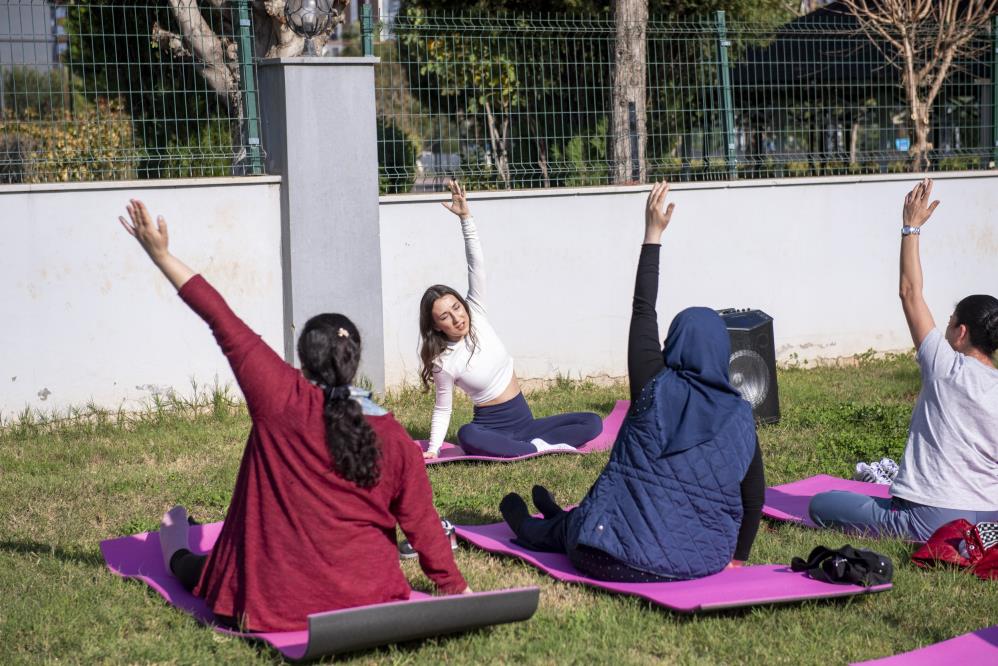 Merve Soydan da kadınlarla birlikte yoga yaptı