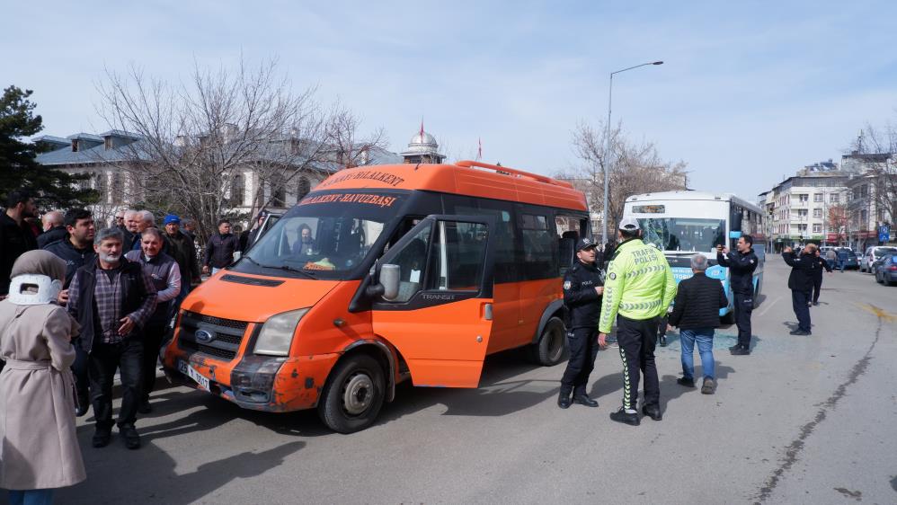  bir otomobil, bir minibüs ve bir halk otobüsü çarpıştı.