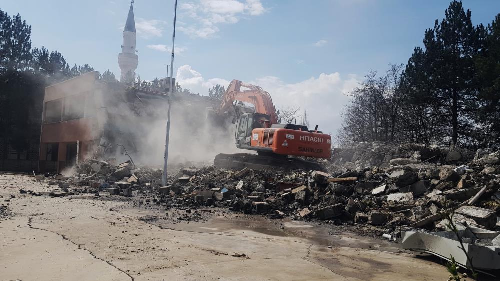 Safranbolu ilçesinde de depreme dayanıksız olduğu gerekçesiyle okul binalarında yıkım çalışmaları sürüyor