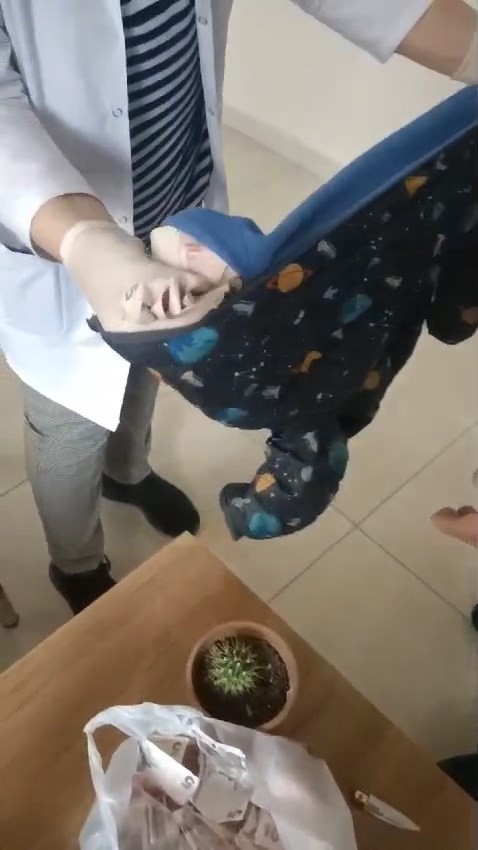 Astar ekipler tarafından yırtıldı ve içerisinden 1.200 lira çıktı