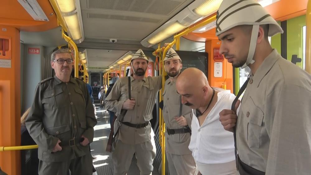  Mart Çanakkale Zaferi’nin 109’uncu yıldönümünde, Ahmet Kurt’un yazdığı ve Keremay Ata’nın yönettiği gösteri, metro içerisinde büyük ilgi gördü.
