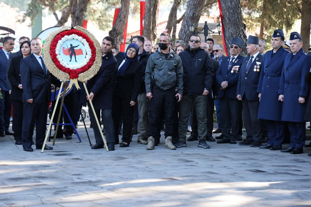 İzmir'de, 18 Mart Şehitleri Anma ve Çanakkale Deniz Zaferi'nin 109. yıl dönümü nedeniyle tören düzenlendi. 