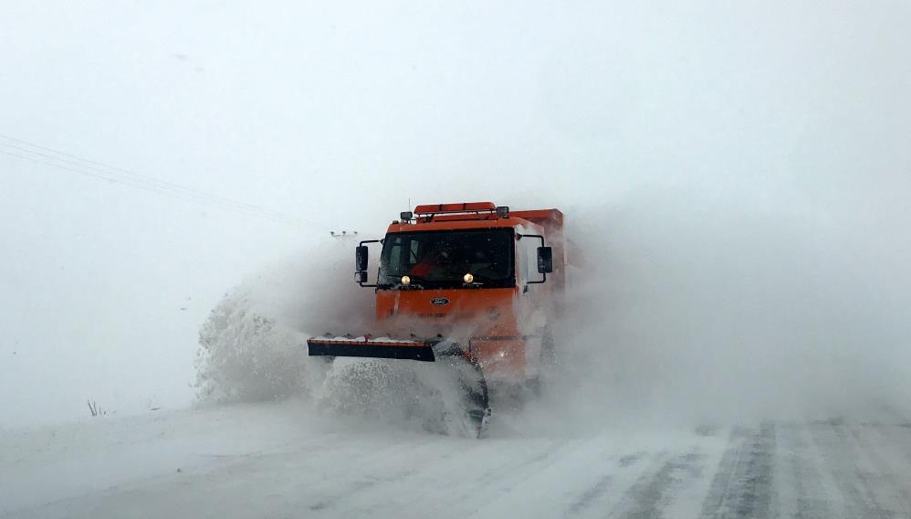 Karayolları ekipleri herhangi bir olumsuzluk yaşanmaması için yollarda karla mücadele çalışması sürdürüyor