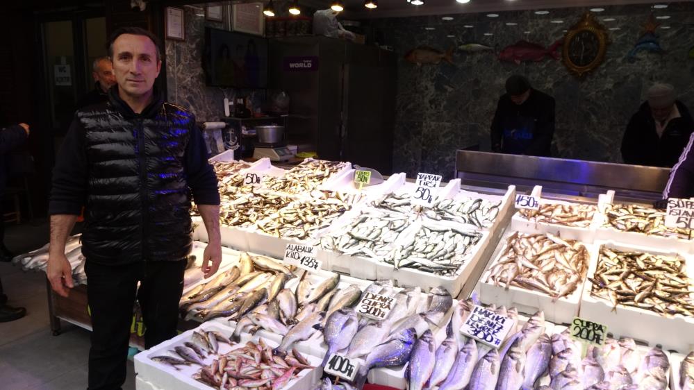 Trabzon Balık Hali’nde farklı balık çeşitleri tezgahları süslerken balıkçılar, satışların bugünlerde durgun olmasından yakınıyor