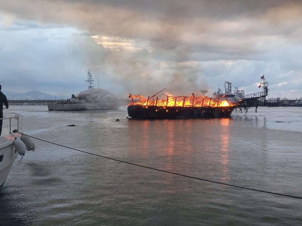 Alevler ekiplerin müdahalesiyle söndürülürken, teknelerden biri tamamen yandı, diğeri ise kullanılamaz hale geldi