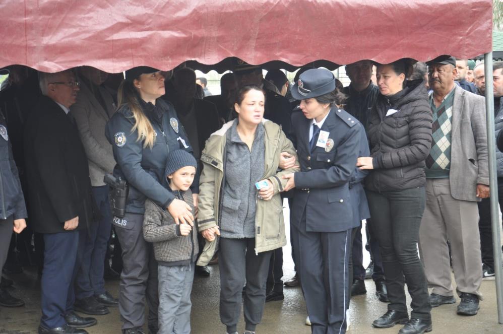 Düzenlenen törene İlçe Kaymakamı Orhan Altun, siyasiler, vatandaşlar ve polis memurları katıldı.