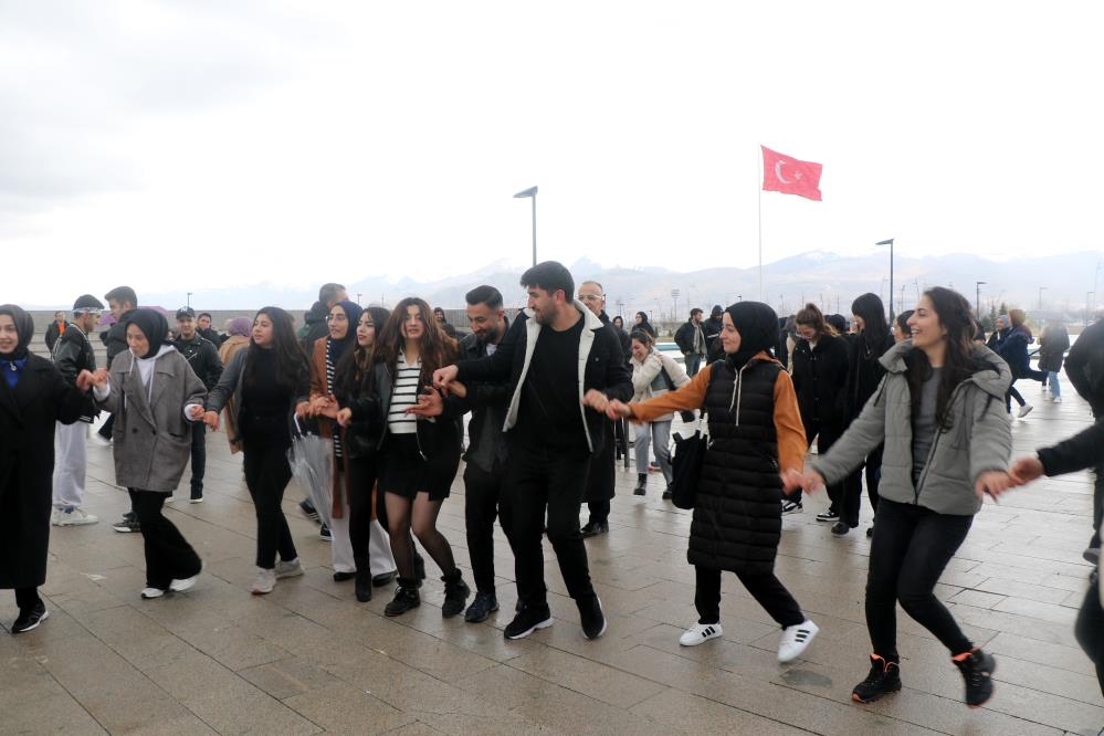 hareketli müzikler eşliğinde doyasıya halay çekerek Nevruz Bayramını kutladılar.