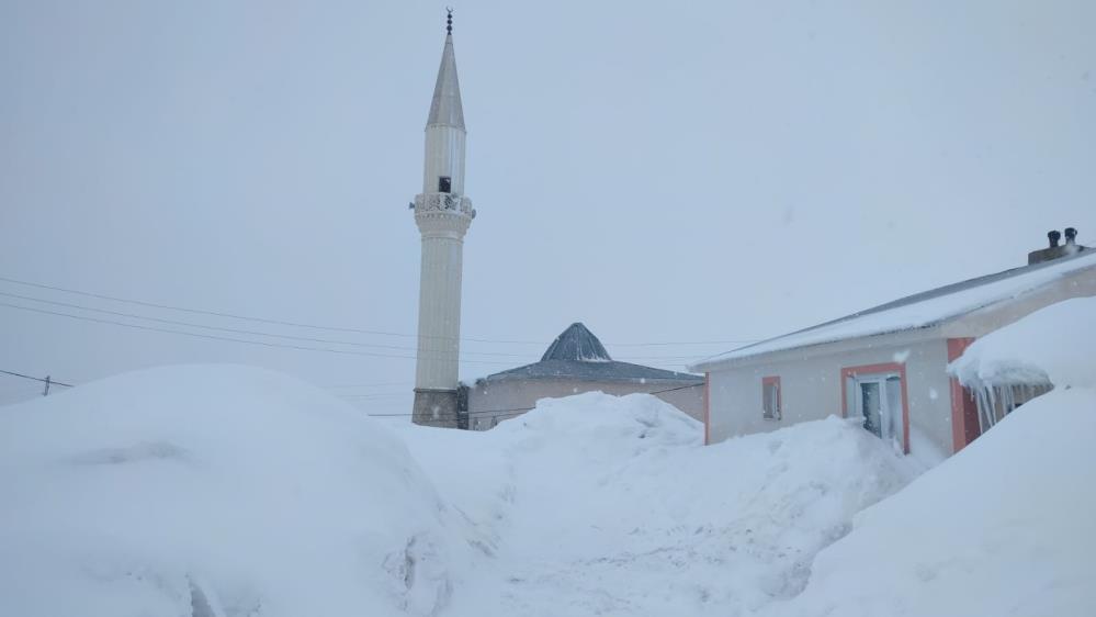 Düzyurt köyünde kar kalınlığı 3 metrenin üzerinde