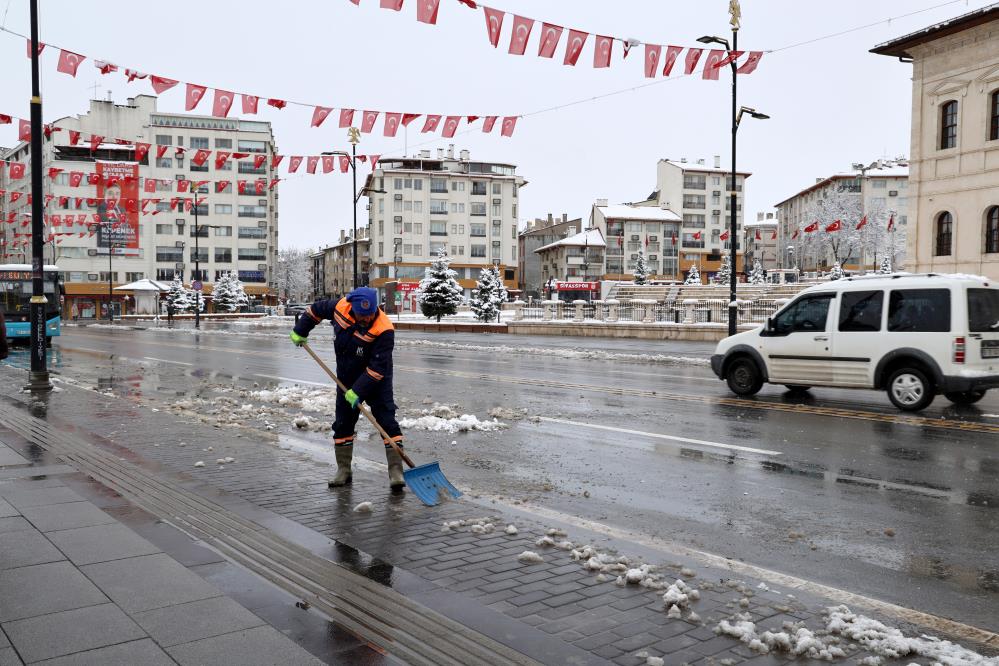 sivas belediyesi ekipleri kar temizliği yaptı