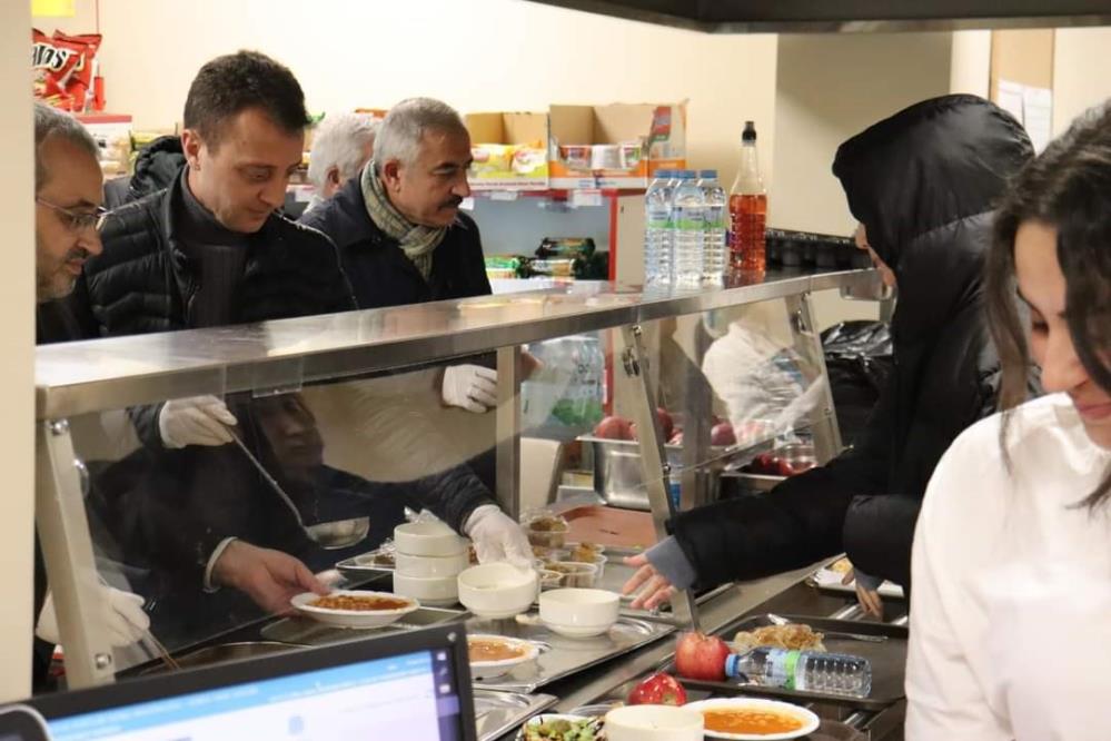 KYK'daki iftar programında öğrencilere yemek servisi yaptılar
