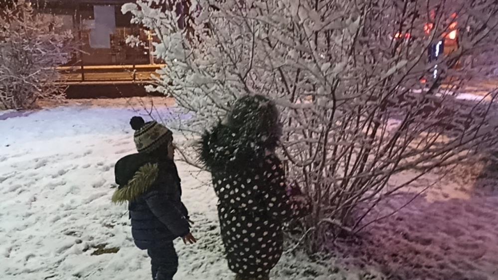 Gecenin geç saatlerinde dışarı çıkıp karla oynayan çocuklar doyasıya eğlendi