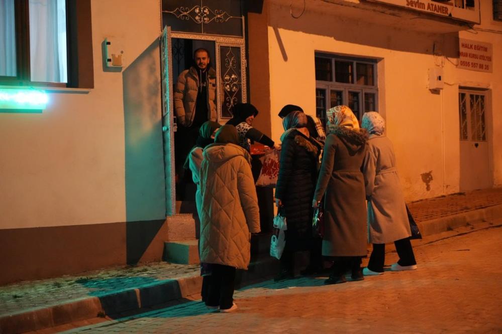 kapı kapı dolaşarak 'on beşi' diye bağırıp, şekerleme, çikolata, fıstık topluyorlar