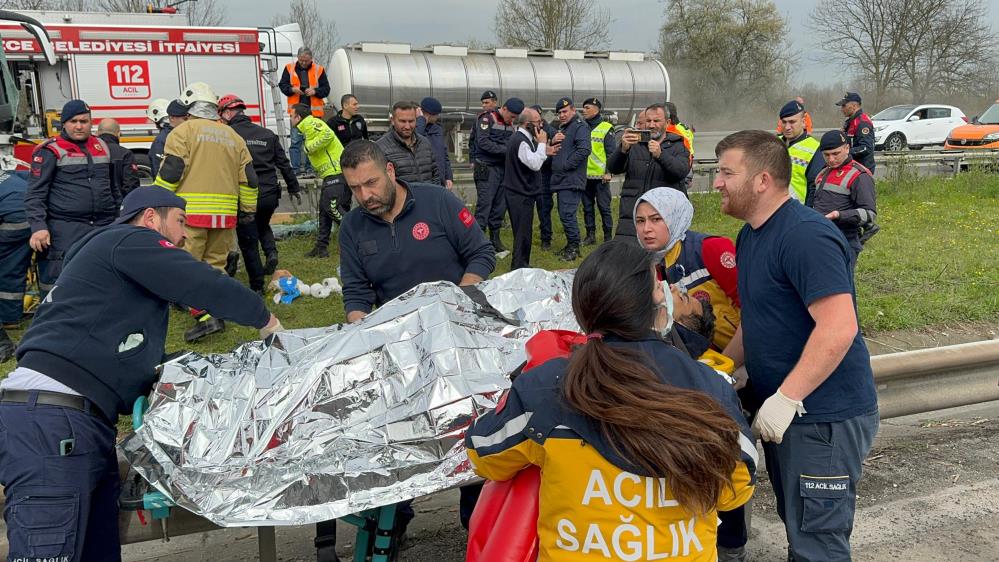 Sıkışan yaralılar itfaiye ekipleri tarafından çıkarılarak