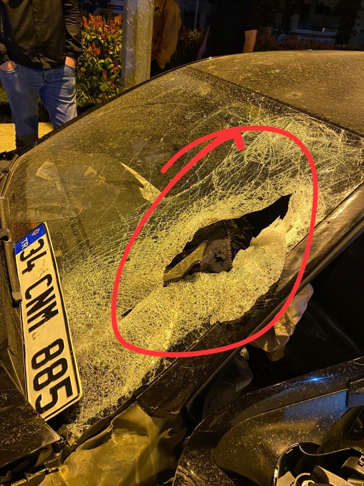 Çarpmanın şiddetiyle savrularak otomobilin ön camını parçalayan Aziz Soysaç