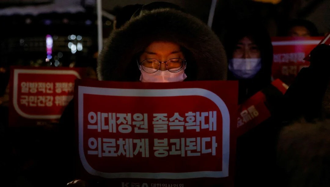 Güney Kore’de stajyer doktorlar ile hükümet arasında sular durulmuyor