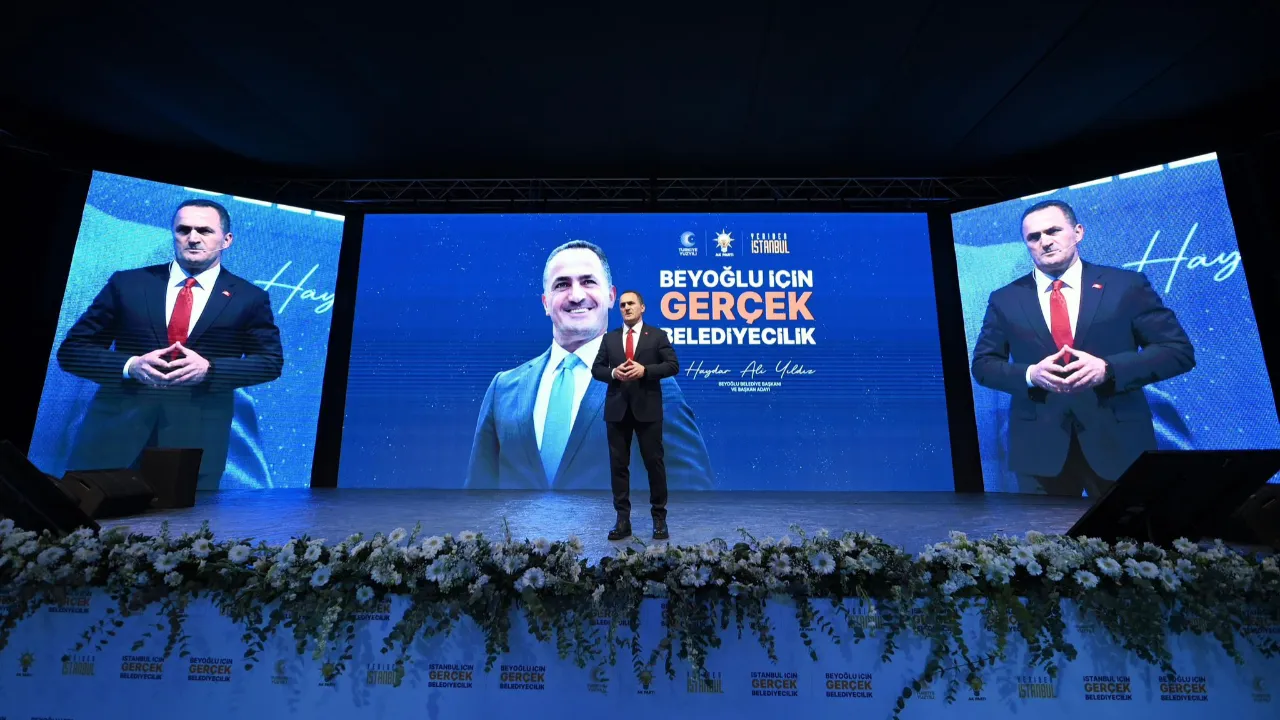 Siyasi kariyerine ilçe yönetim kuruluğu üyesi olarak başladı