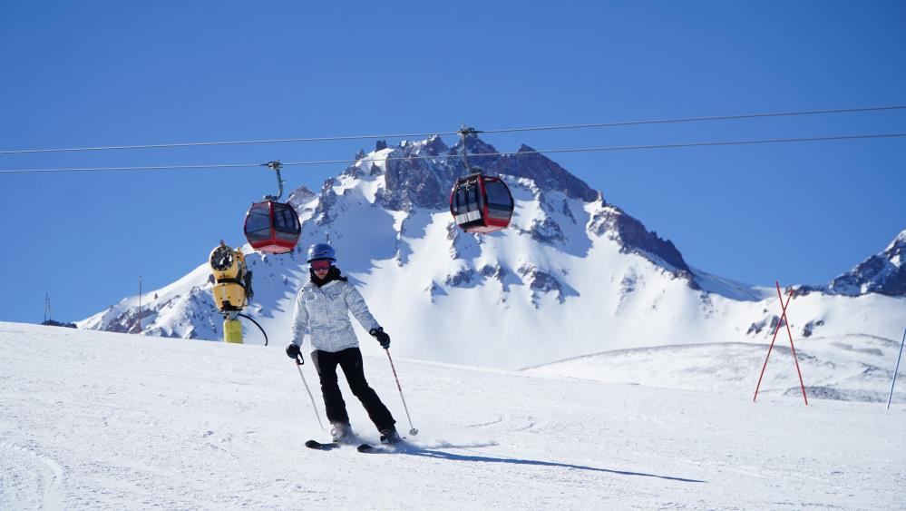 Türkiye'nin önemli kış turizm merkezlerinden Erciyes Kayak Merkezi, sezon açılışından bu yana geçen 2 buçuk ayda yaklaşık 2 milyon turist ağırladı.