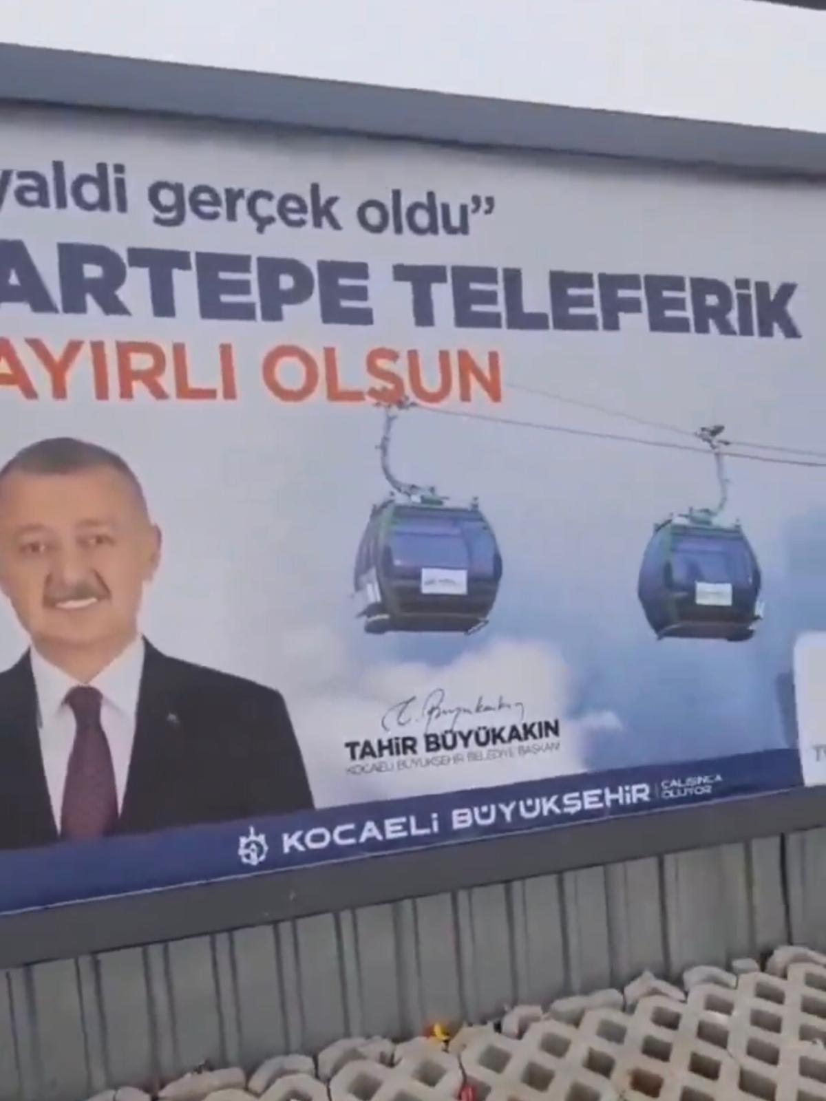 ocaeli Büyükşehir Belediye Başkanı Tahir Büyükakın’ın afişi asıldı