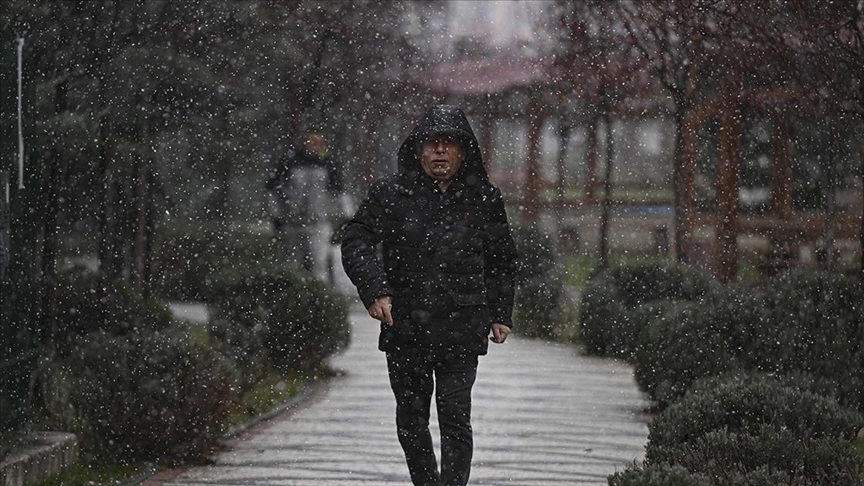 Ankara'da kent sakinleri, yeni güne karla uyandı