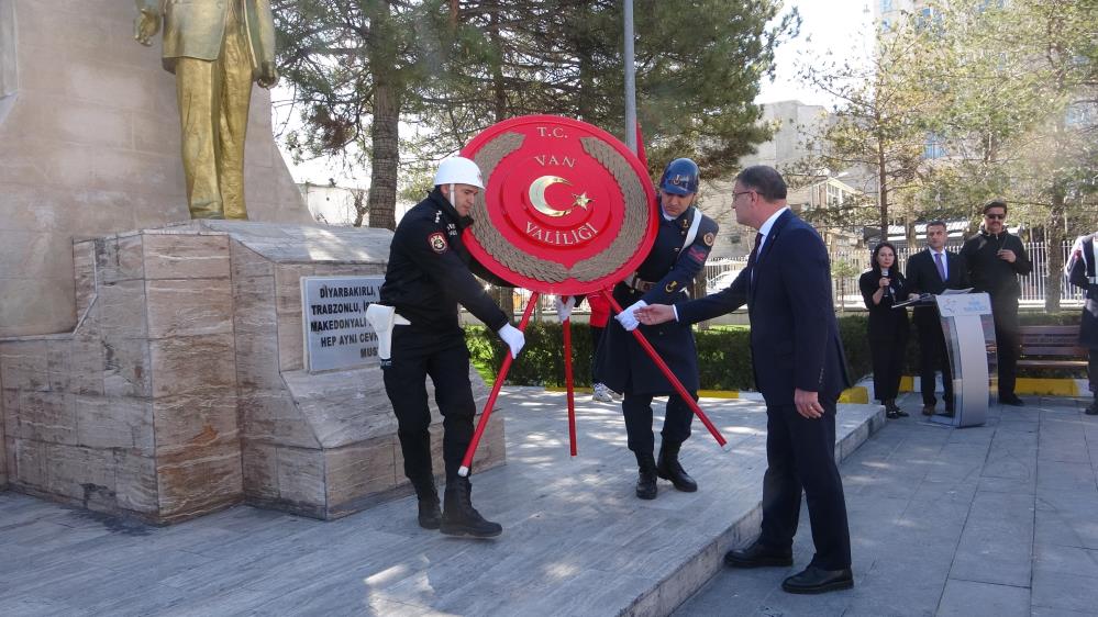 Atatürk heykeline çelenk sunulması