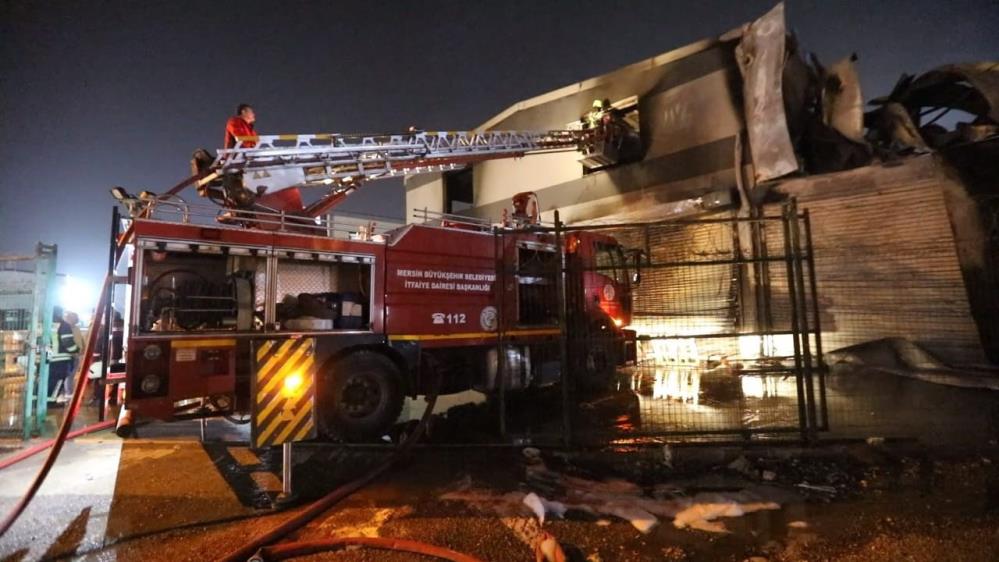 Sabaha karşı çıkan yangına Mersin Büyükşehir Belediyesine bağlı itfaiye ekipleri müdahale etti