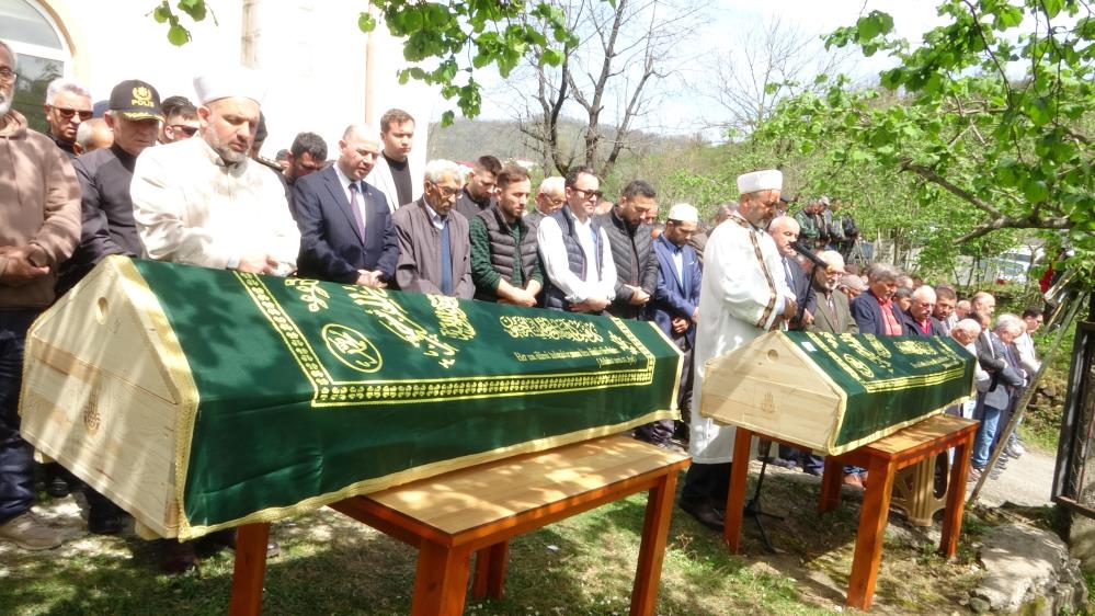 Baba ve oğlu için Menderes Köyü Camii'nde cenaze namazı kılınırken