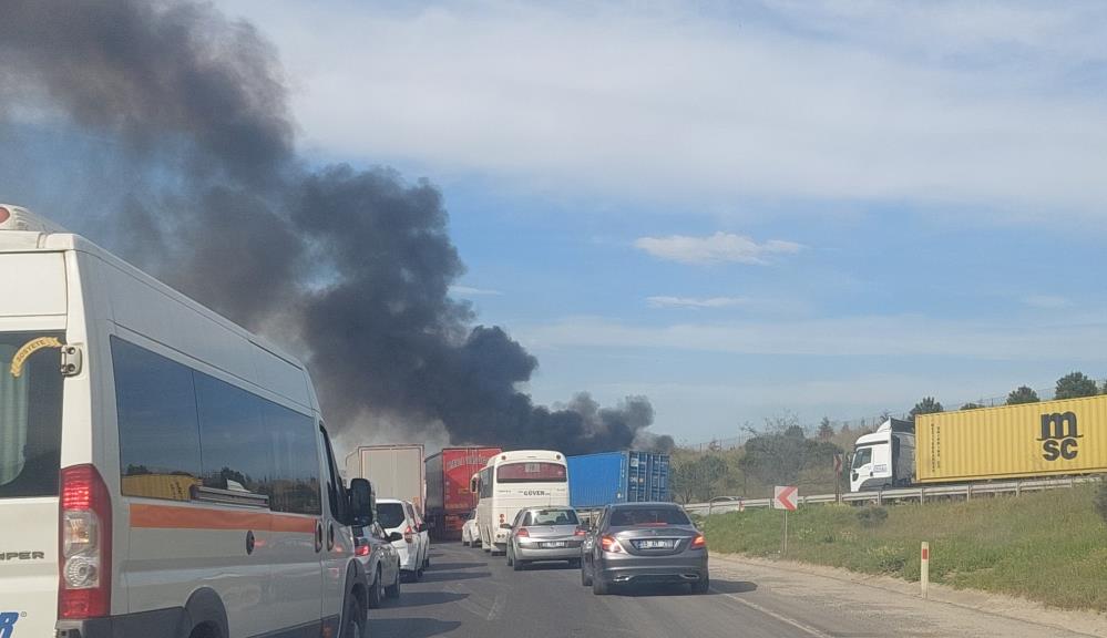 Rüzgarın da etkisi ile giderek büyüyen yangına itfaiyenin yanı sıra TOMA'lar da müdahale ediyor