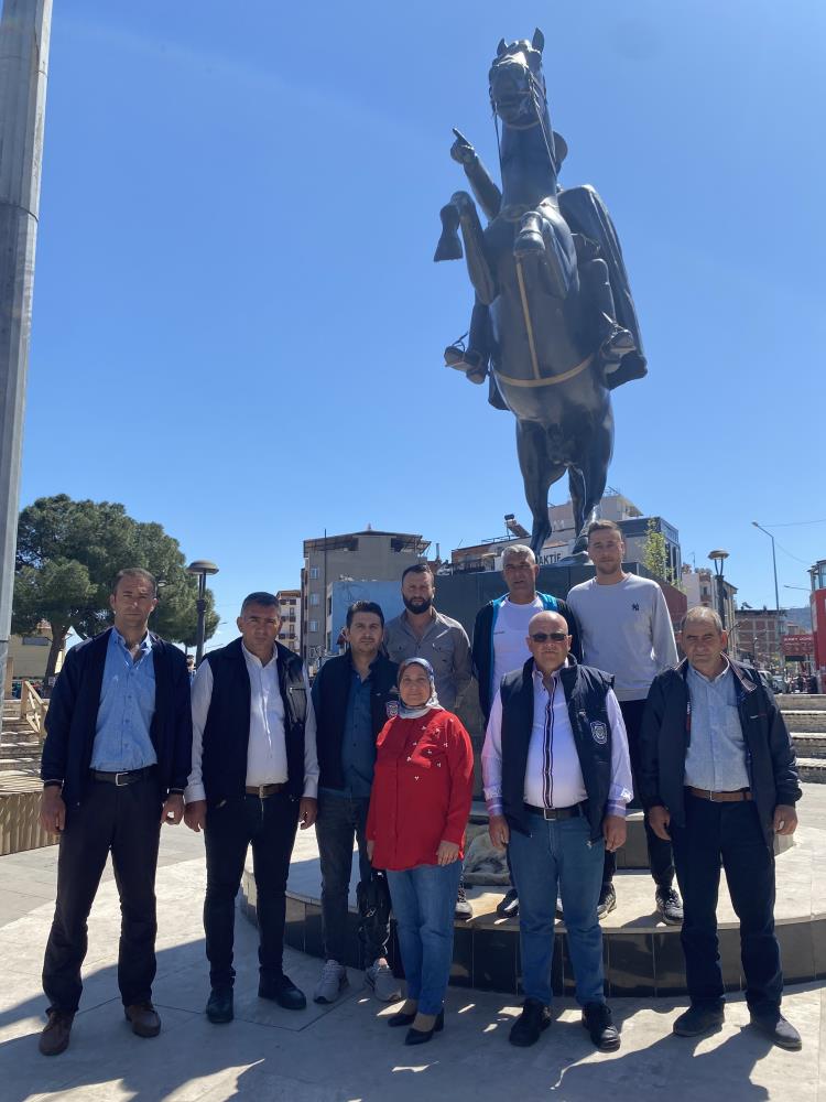 Cumhuriyet Meydanında bulunan Atatürk heykeli ile fotoğraf çektirdi