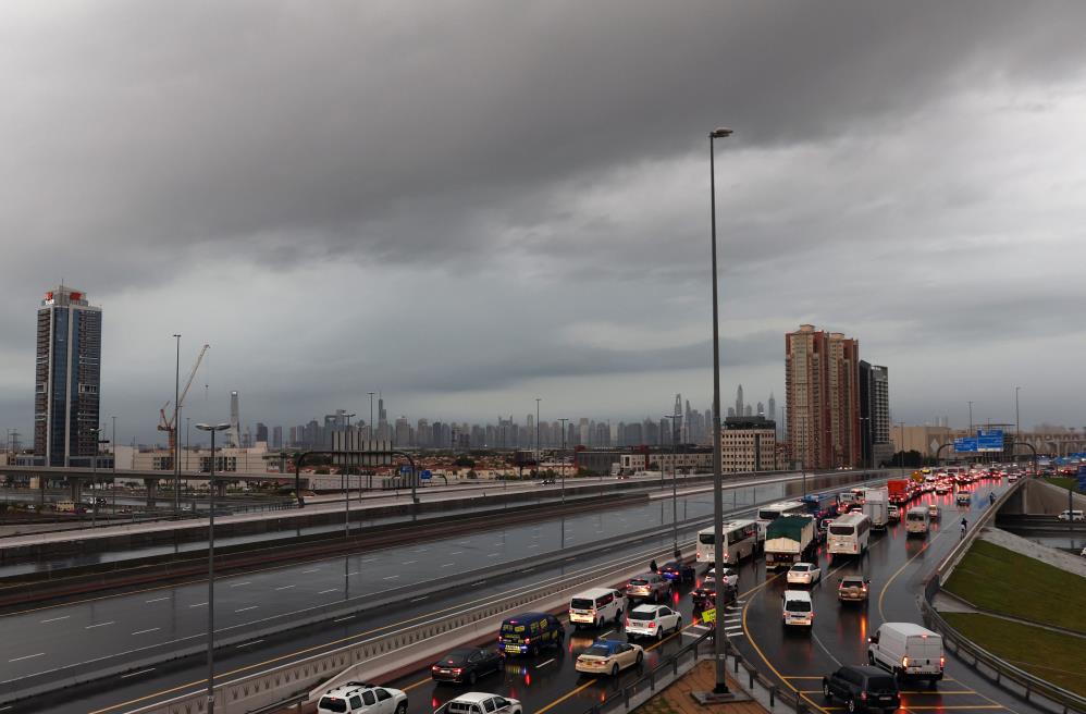 Körfez ülkesi Birleşik Arap Emirlikleri'ni (BAE) vuran şiddetli yağış hayatı olumsuz etkiledi