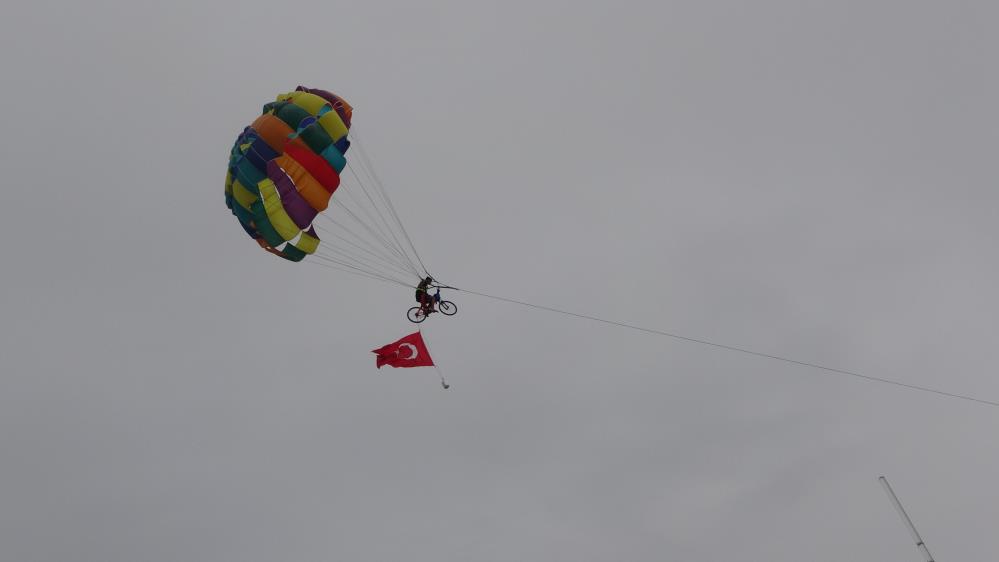 Marmaris'te renkli paraşüt şov! Bisikletle gökyüzünde Türk Bayrağı açtı!