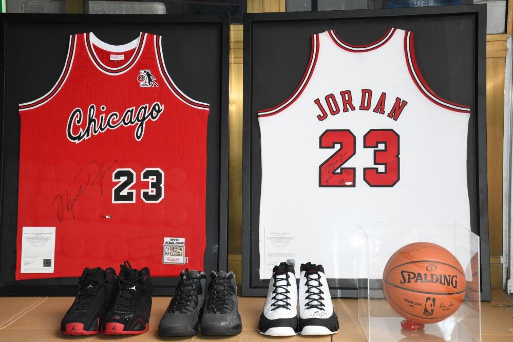 Michael Jordan'ın imzasını taşıdığı belirtilen 3 çift spor ayakkabı