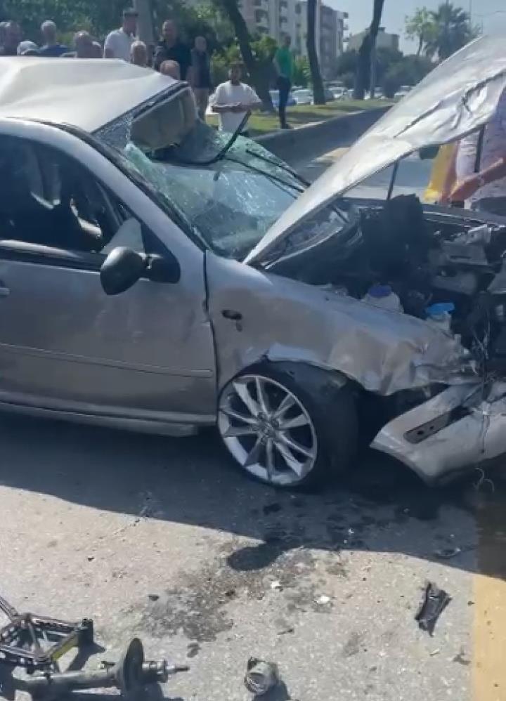 Aydın'da kaçak sürücü makas atarak kazaya neden oldu, bir kadın aracında sıkıştı!