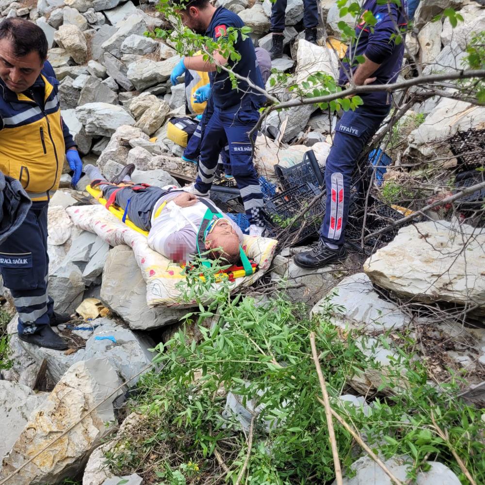 Antalya'da heyecan verici kurtarma operasyonu: Kamyonet uçurumdan kurtarıldı!