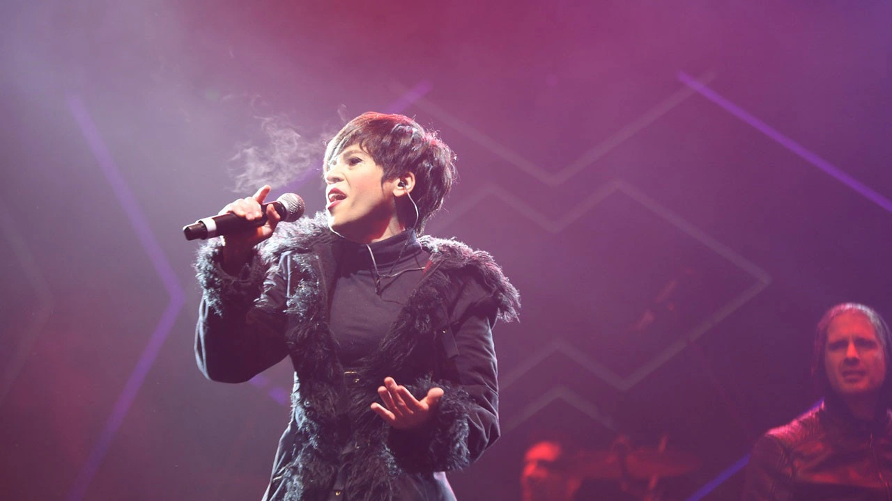 Aydilge, sadece müzik kariyeriyle değil, aynı zamanda sahne performanslarıyla da öne çıkmaktadır