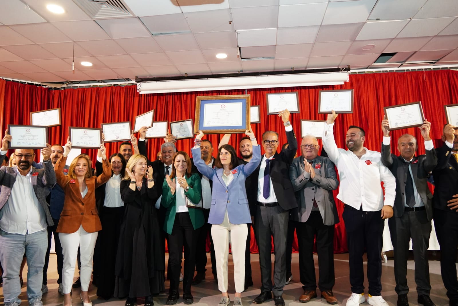 Çeşme’nin Ilk Kadın Başkanı Lal Denizli Mazbatayı Aldıphoto 2024 04 05 11 04 54 6