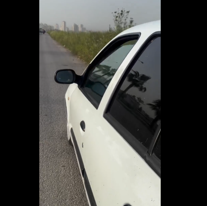 aracının ses sistemini test etmek için yüksek ses açtı