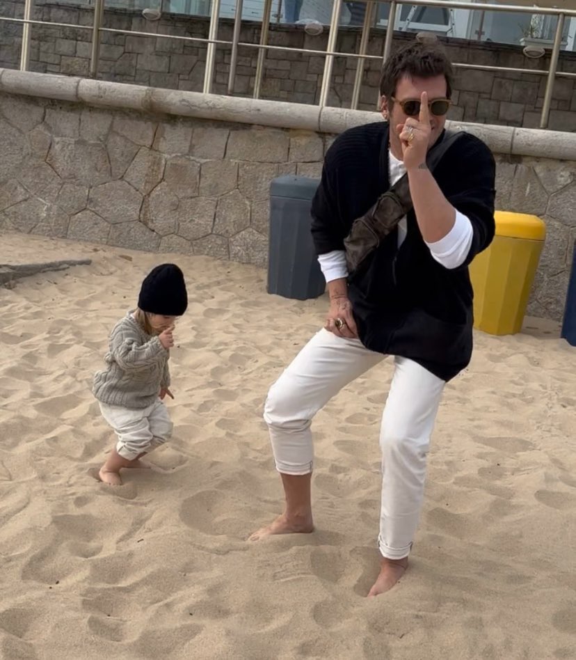 Ünlü oyuncu Kıvanç Tatlıtuğ, Oğlu Kurt Efe ile sahilde keyifli anlarını paylaştı!