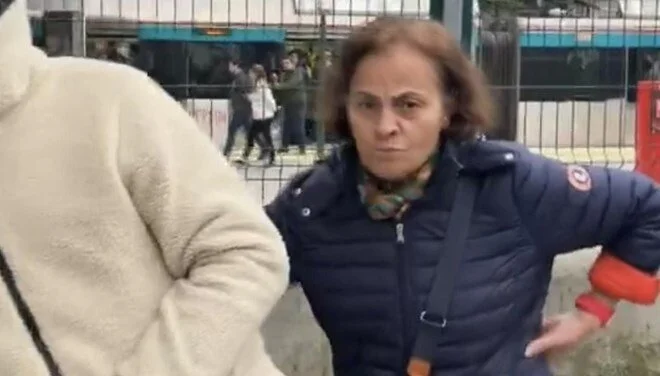 Ilahi Söyleyen Kıza Tepki Gösterdi