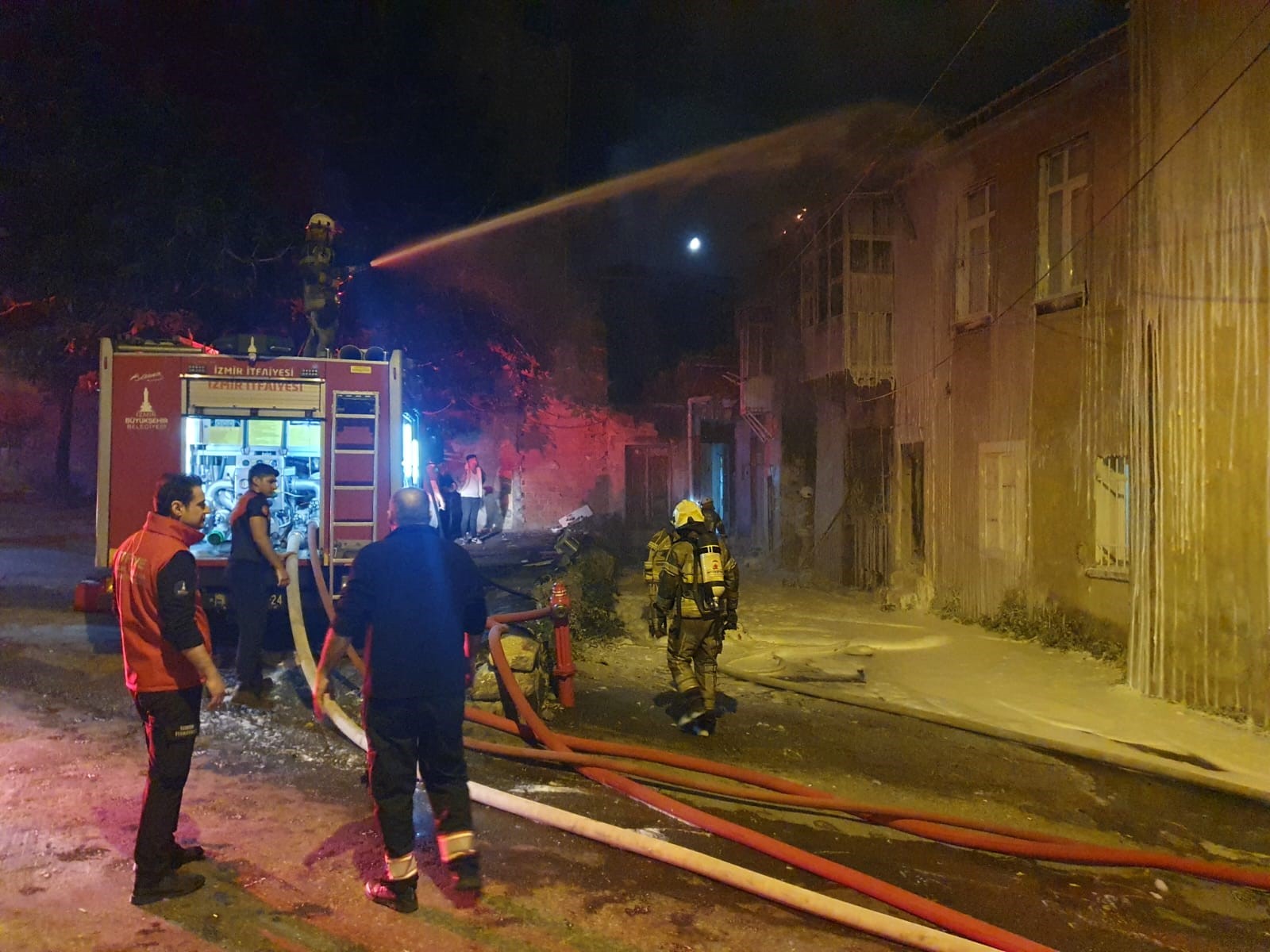 Izmir Konak'ta Yangın Çıktı