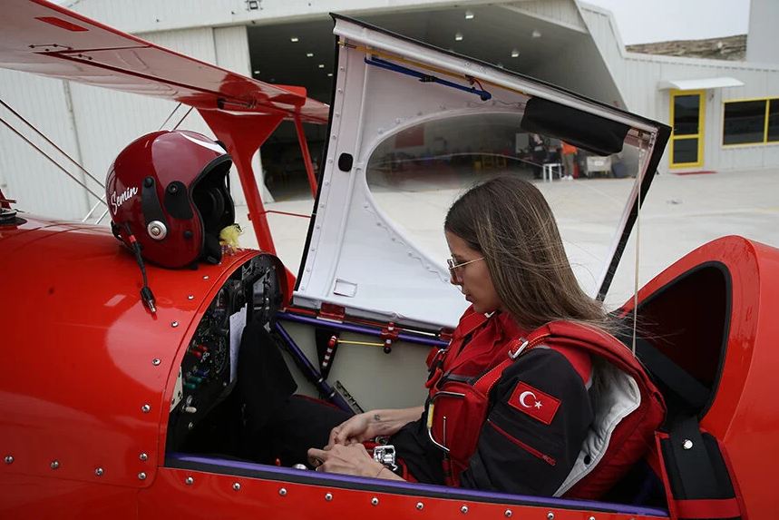 Kadın hava gösteri ekibi Semin Öztürk Şener