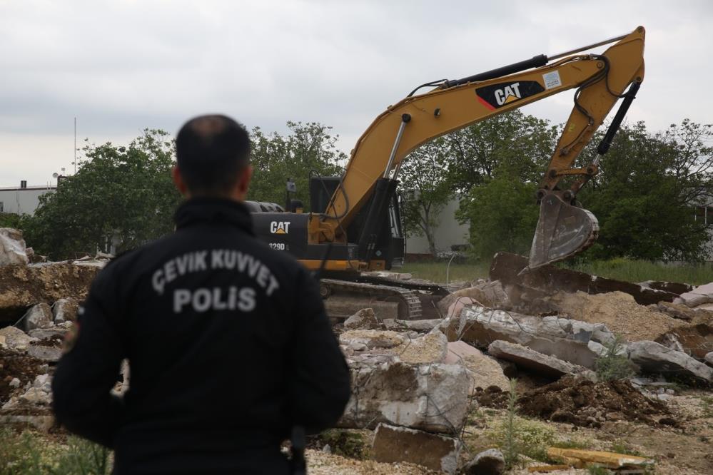 Nilüfer Belediyes, kaçak yapıları yıkıyor