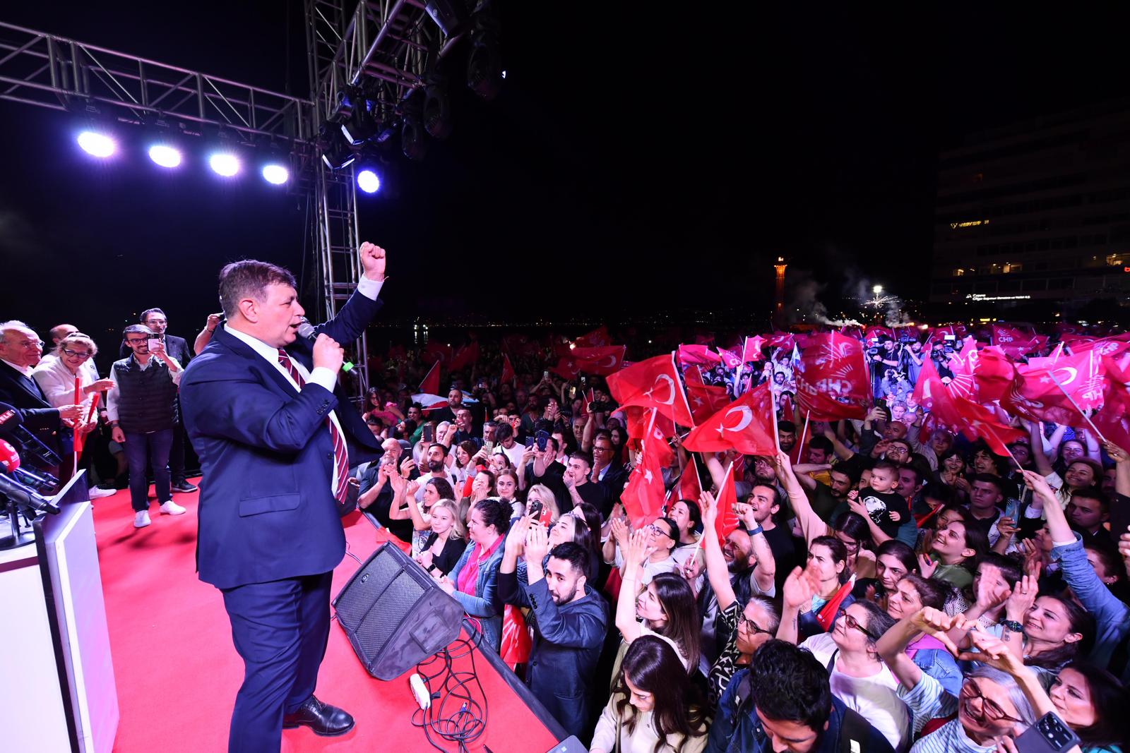 Cemil Tugay Cumhuriyet Meydanı'nda binlerce yurttaşla birlikte kutladı