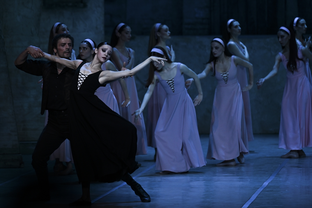 Zorba Balesi Ankarada Coskulu Bir Promiyerle Yeniden Seyirciyle Bulustu1