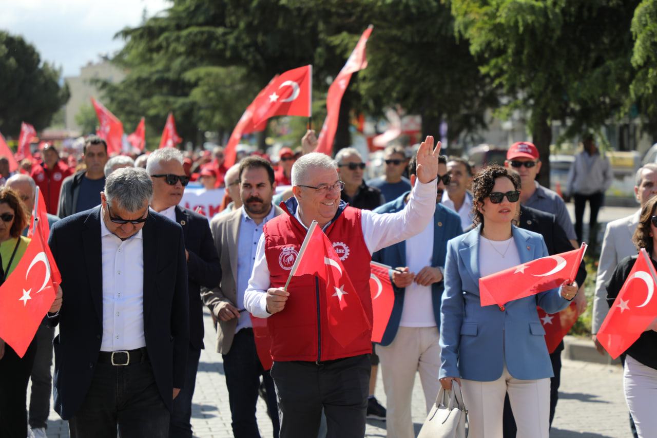 Edremit'te işçi bayramı kutlamaları: Renkler, sloganlar ve coşku